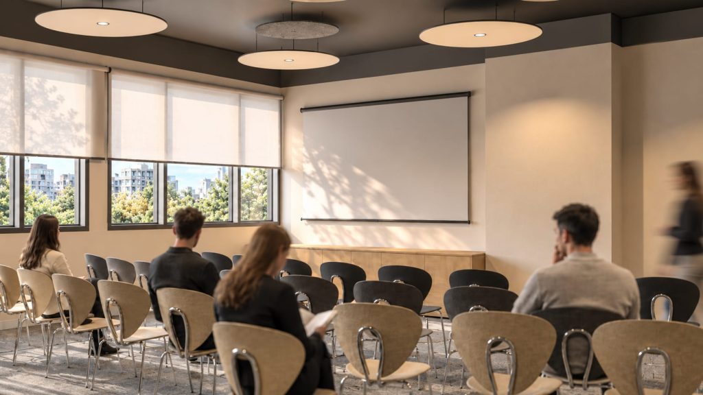 Sala de conferencias con sillas y pantalla de proyección