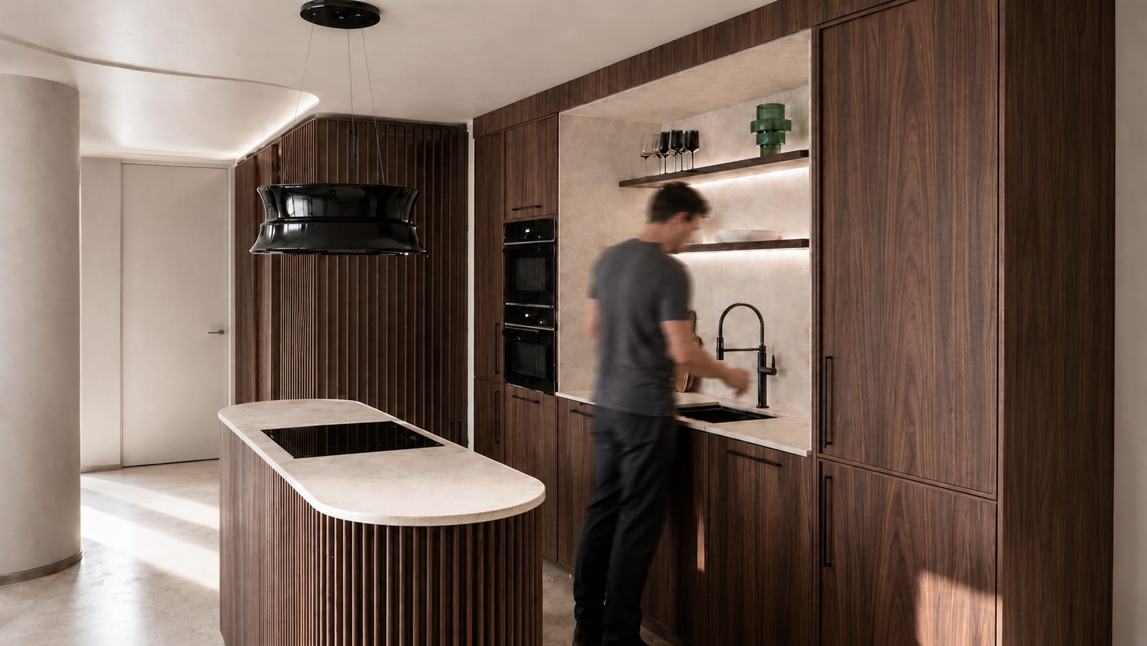 Cocina de nogal estriado con isla curva de piedra clara