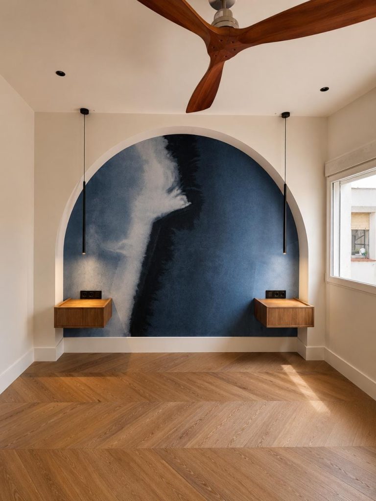 Dormitorio con arco y mural azul sobre el cabecero